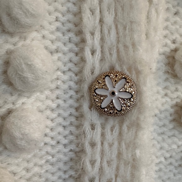 Elegant White Cable Knit Sweater - Picture 2 of 4